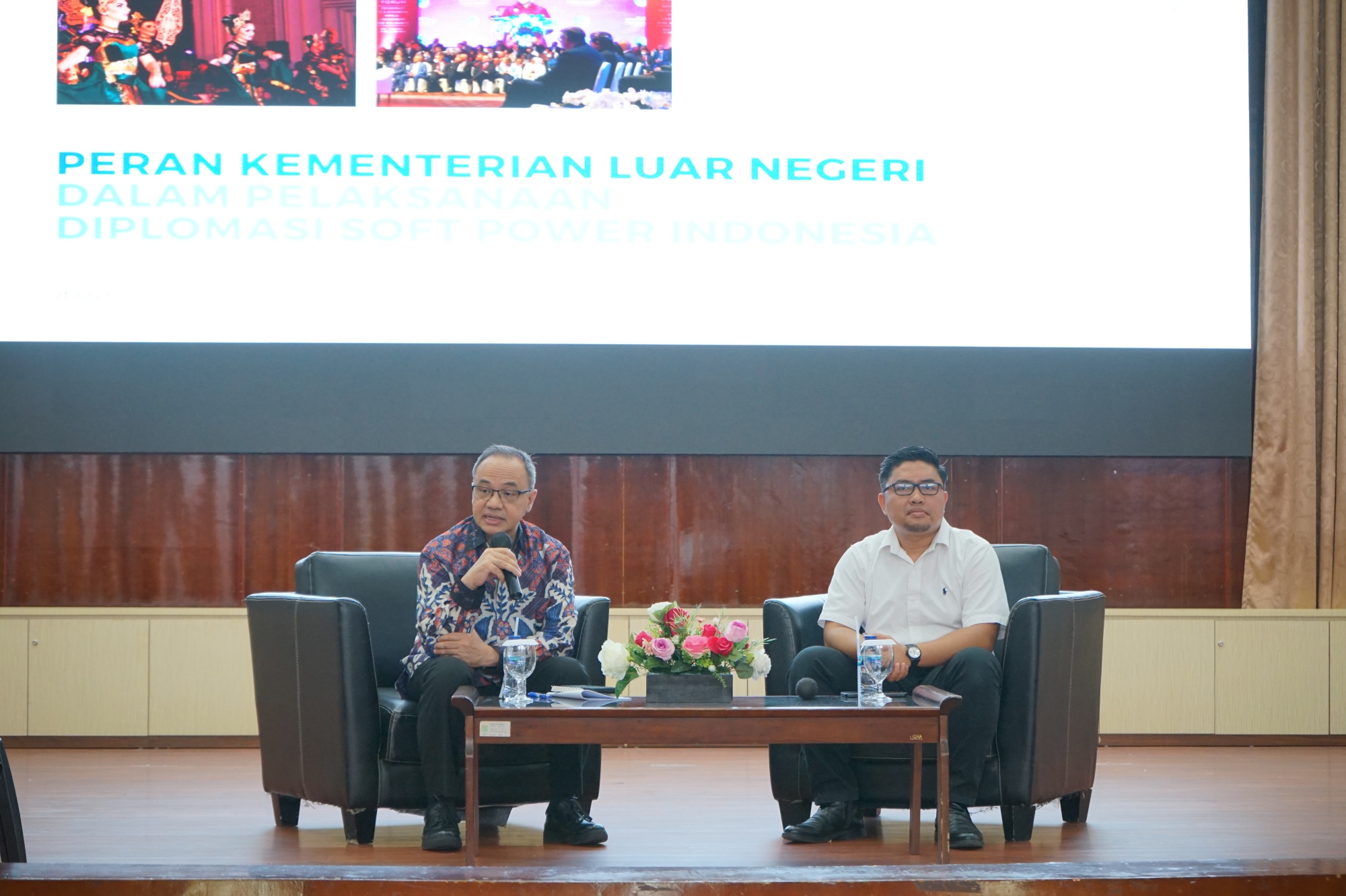 Narasumber Dirjen Informasi dan Diplomasi Publik Kemenlu RI Dr. Teuku Faizasyah bersama moderator Dosen UNAND Dr. M. Yusra